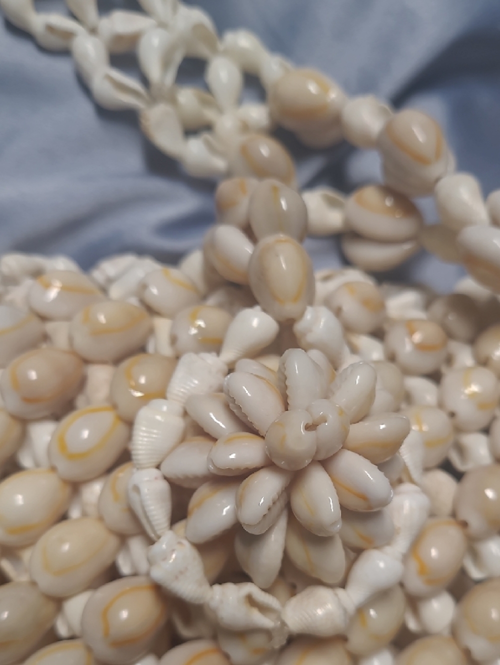 Handcrafted Cream Beaded Shell Shoulder Bag - Picture 2 of 5